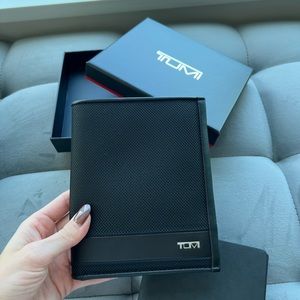 TUMI passport cover wallet passport cover card holder black for man. NWT ✈️ 💳